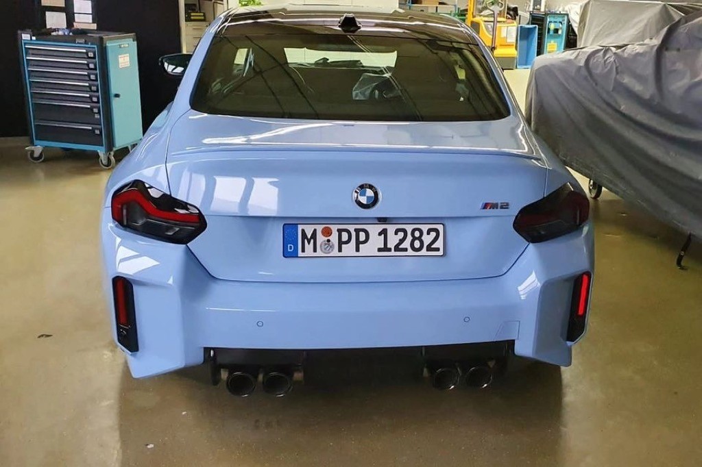Coupe thể thao “bé hạt tiêu” BMW M2 lộ ảnh thực tế trước ra mắt: sửa được “lỗ mũi” khổng lồ nhưng... ảnh 3