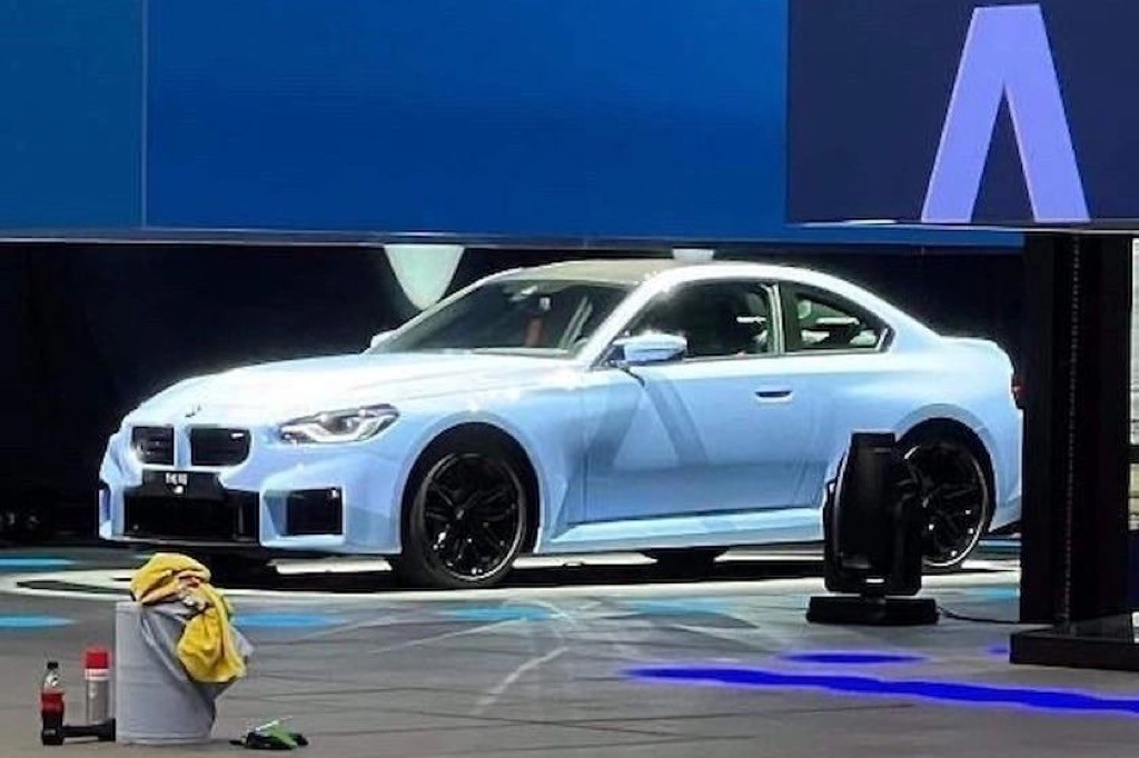 Coupe thể thao “bé hạt tiêu” BMW M2 lộ ảnh thực tế trước ra mắt: sửa được “lỗ mũi” khổng lồ nhưng... ảnh 4
