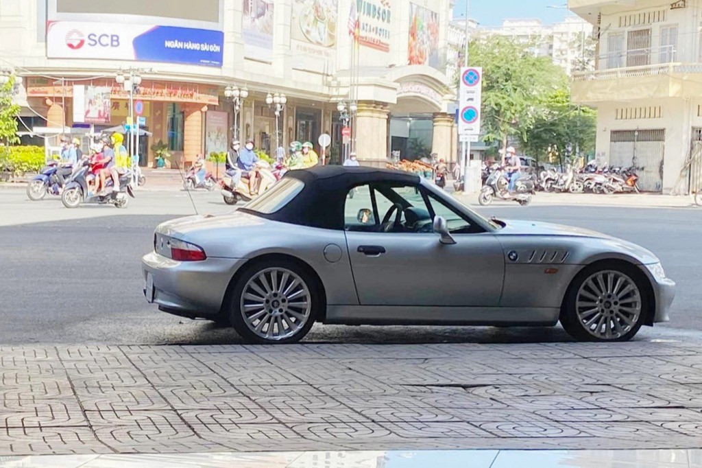 Bắt gặp mui trần BMW Z3 hàng độc địa của 'Qua' Vũ tại Sài Gòn ảnh 2