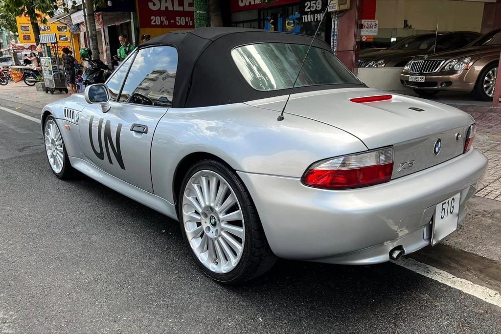 Bắt gặp mui trần BMW Z3 hàng độc địa của 'Qua' Vũ tại Sài Gòn ảnh 3