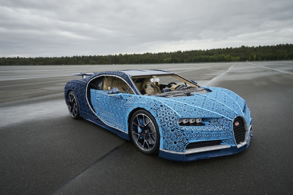 Siêu xe Bugatti Chiron LEGO y như thật, có thể chạy được ảnh 1