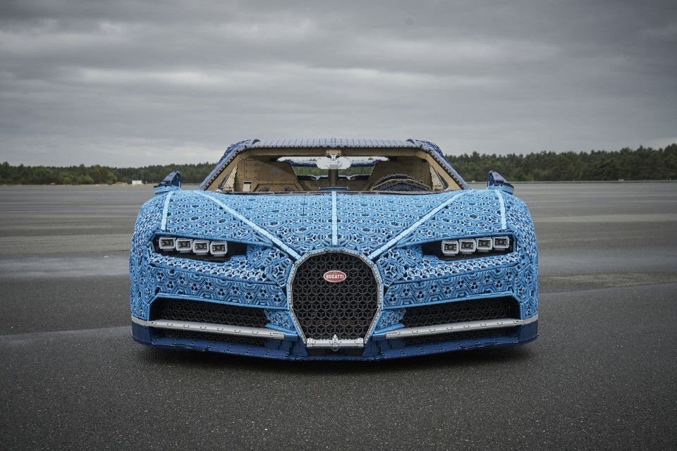 Siêu xe Bugatti Chiron LEGO y như thật, có thể chạy được ảnh 2