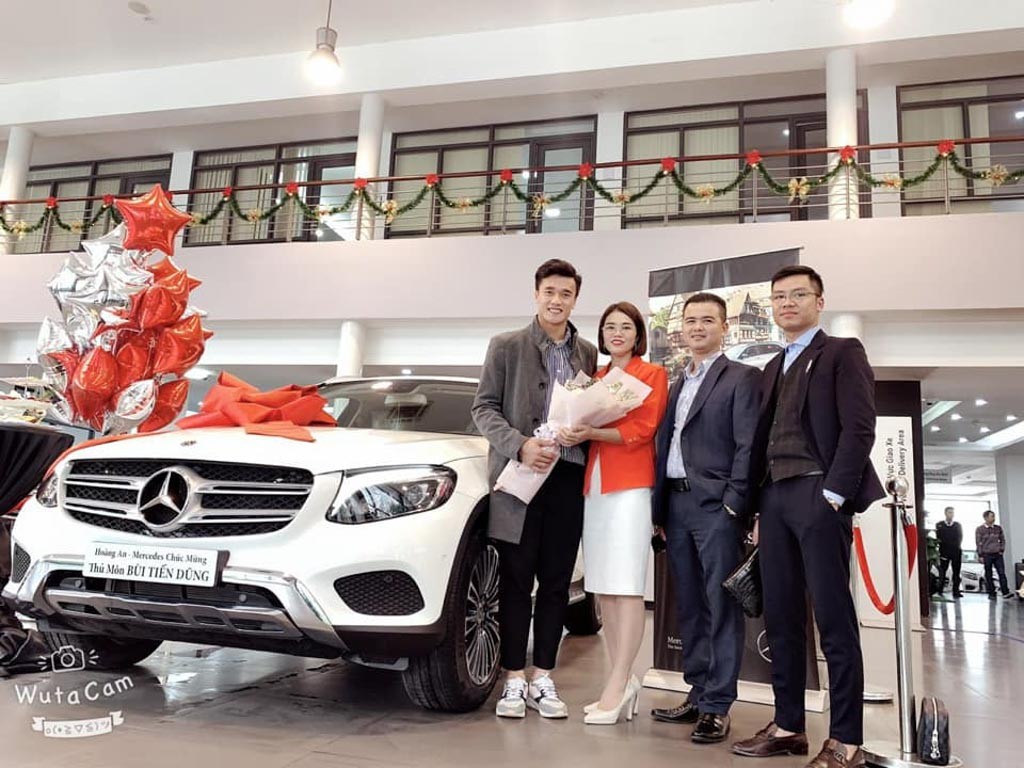 Thủ môn Bùi Tiến Dũng nhận xe sang Mercedes GLC trị giá gần 2 tỷ - quà tặng từ fan hâm mộ ảnh 2