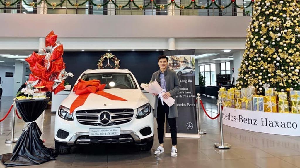Thủ môn Bùi Tiến Dũng nhận xe sang Mercedes GLC trị giá gần 2 tỷ - quà tặng từ fan hâm mộ ảnh 1