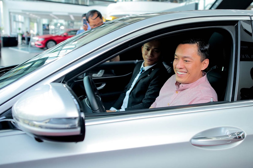 Ca sĩ Lam Trường tậu sedan doanh nhân Mercedes E 300 giá 2,769 tỉ đồng ảnh 4