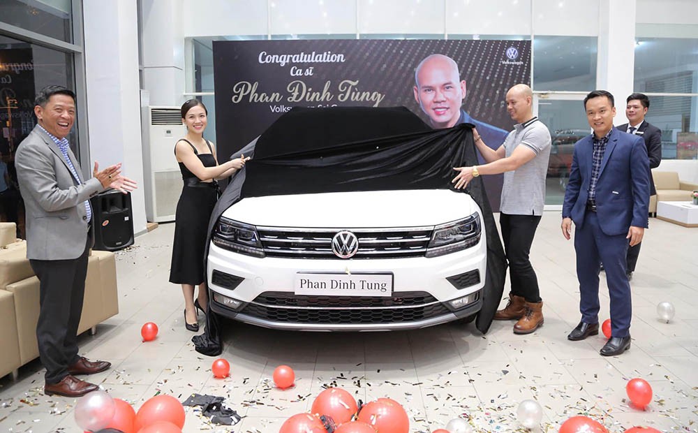 Vợ chồng ca sĩ Phan Đình Tùng tậu SUV VW Tiguan Allspace giá hơn 1,7 tỉ đồng ảnh 1