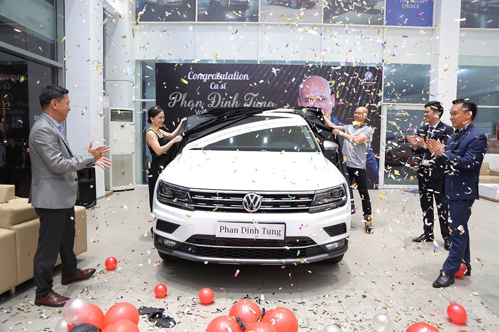 Vợ chồng ca sĩ Phan Đình Tùng tậu SUV VW Tiguan Allspace giá hơn 1,7 tỉ đồng ảnh 2