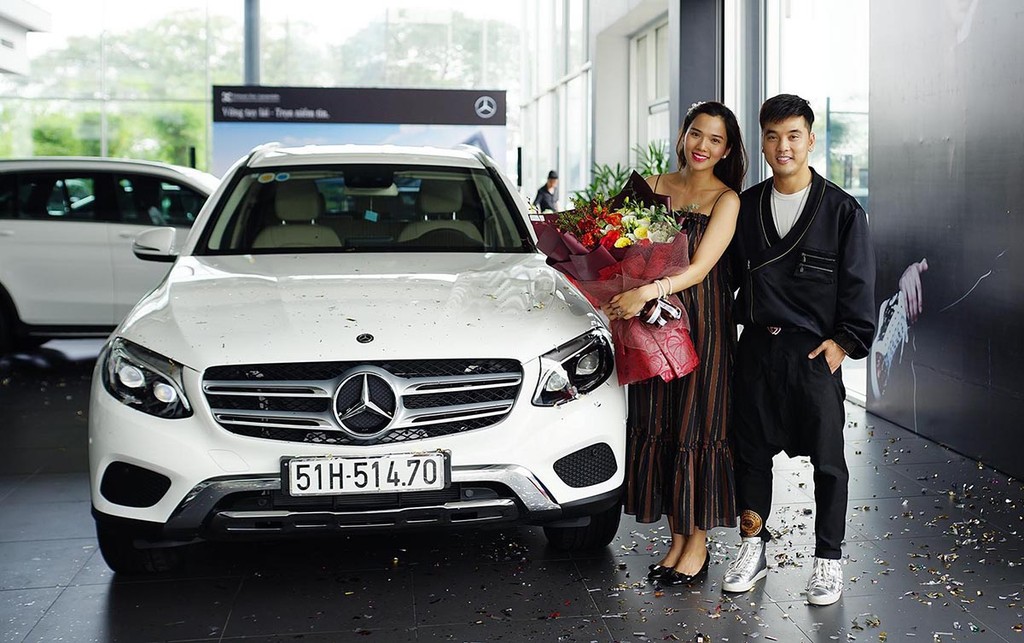 Ưng Hoàng Phúc tặng vợ xế sang Mercedes GLC, Kim Cương rạng ngời hạnh phúc ảnh 1