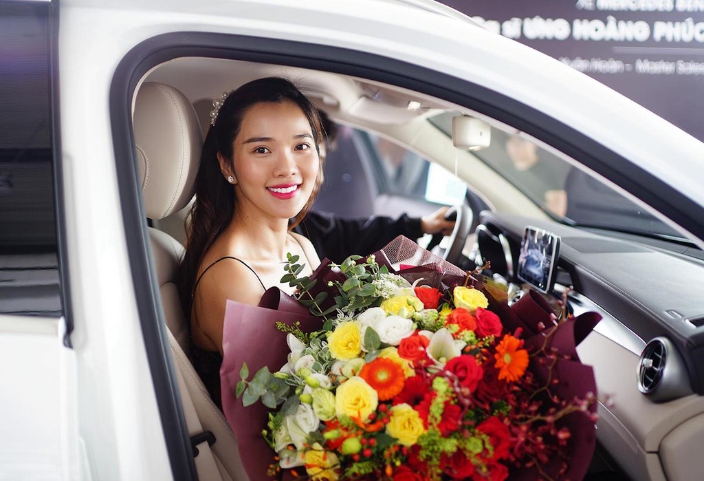 Ưng Hoàng Phúc tặng vợ xế sang Mercedes GLC, Kim Cương rạng ngời hạnh phúc ảnh 5
