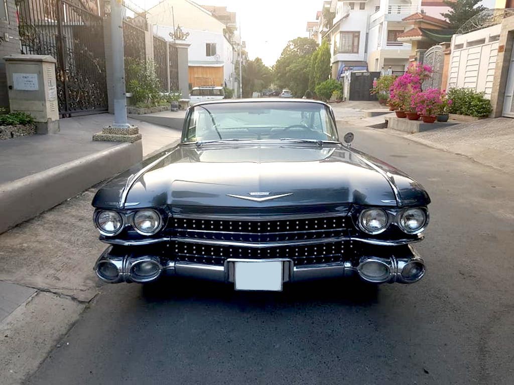 Ngắm xe cổ hạng sang Cadillac “hàng hiếm”, lướt đi trên phố Sài Gòn ngỡ như phi thuyền mặt đất ảnh 1