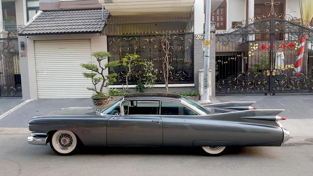 Ngắm xe cổ hạng sang Cadillac “hàng hiếm”, lướt đi trên phố Sài Gòn ngỡ như phi thuyền mặt đất ảnh 2