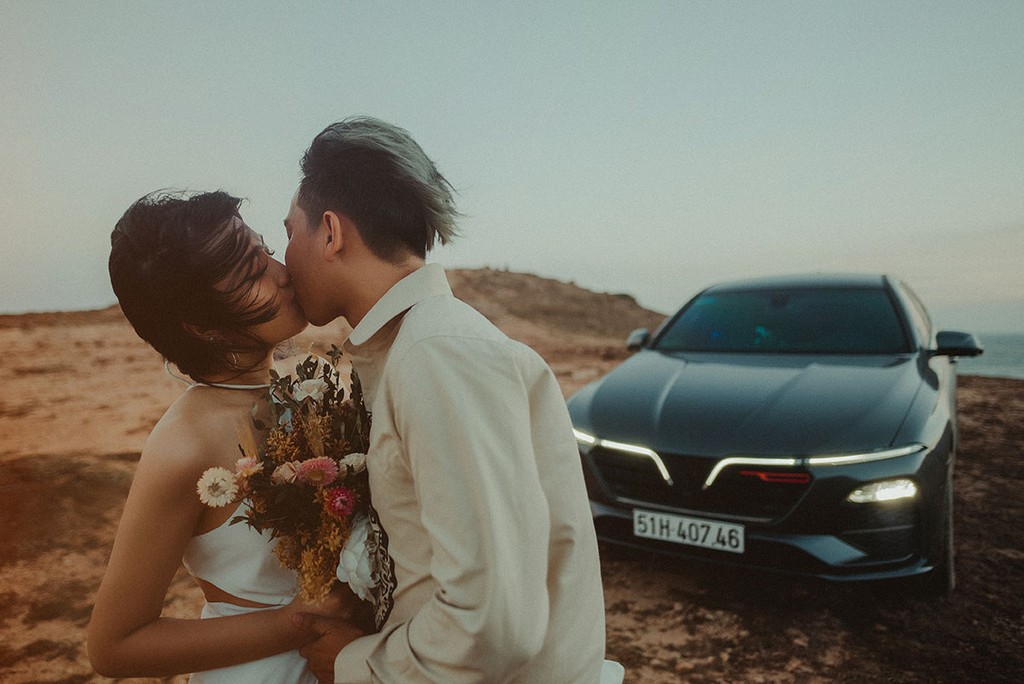 Bộ ảnh cưới cá tính với xe VinFast Lux và BMW của cặp uyên ương trẻ yêu xe mê tốc độ ảnh 12