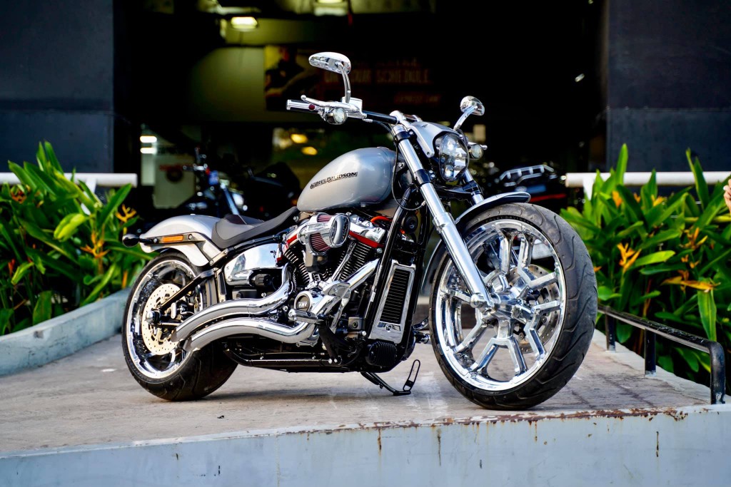 Cường Đô La Được Tặng Mô Tô Harley-Davidson Breakout Trị Giá Gần 2 Tỷ Làm  Quà Giáng Sinh