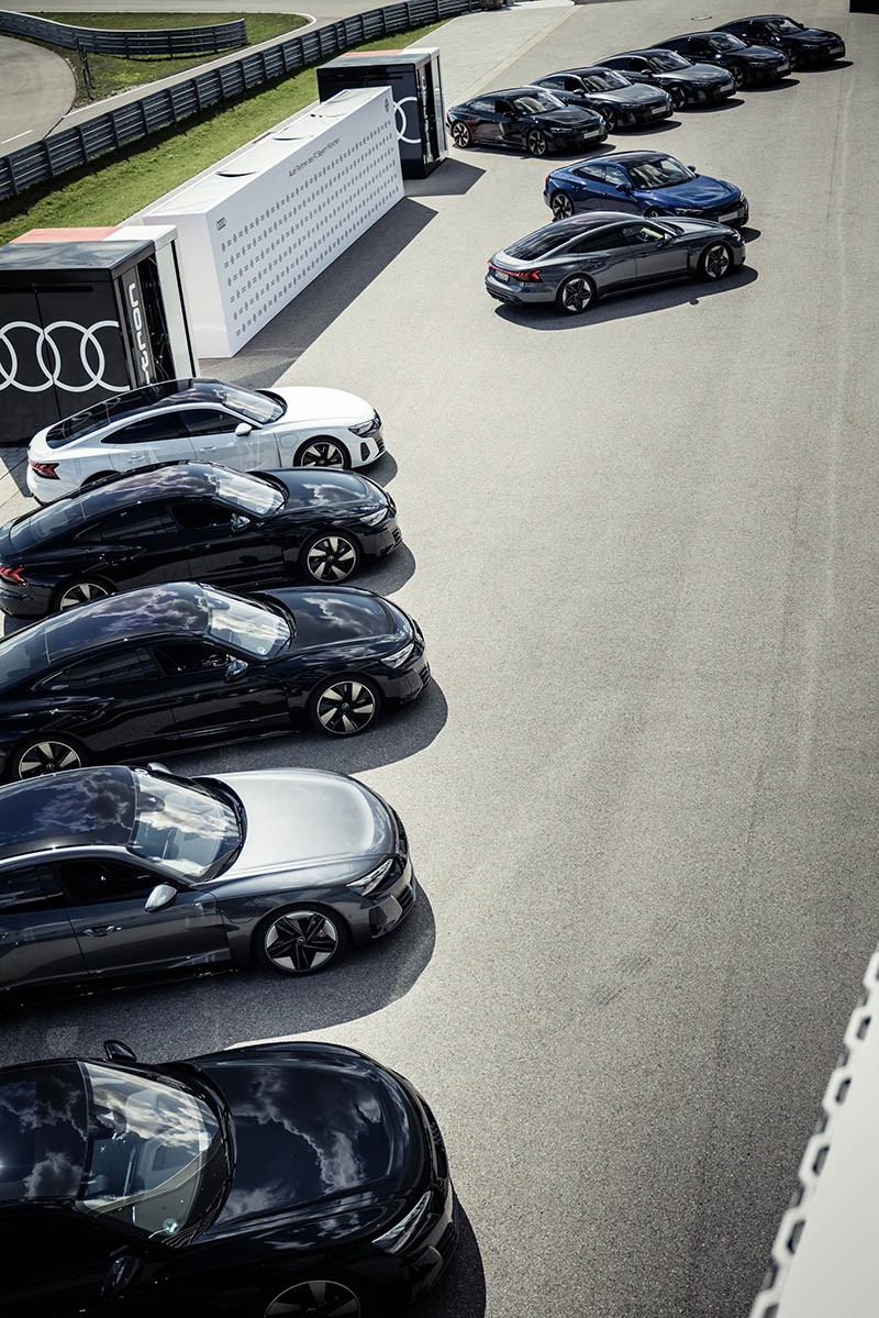 Dàn cầu thủ FC Bayern Munich lại được tài trợ loạt xe điện hiệu năng cao Audi e-tron GT  ảnh 6