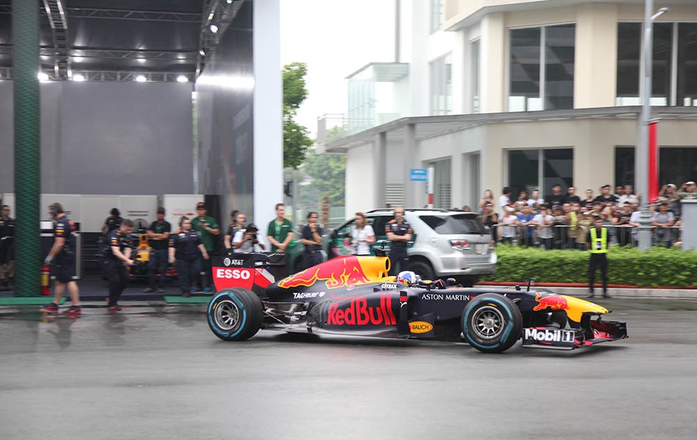 Lịch sử lần đầu tiên xe đua F1 lăn bánh tại Việt Nam ảnh 1
