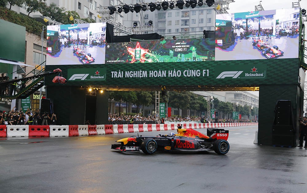 Lịch sử lần đầu tiên xe đua F1 lăn bánh tại Việt Nam ảnh 4