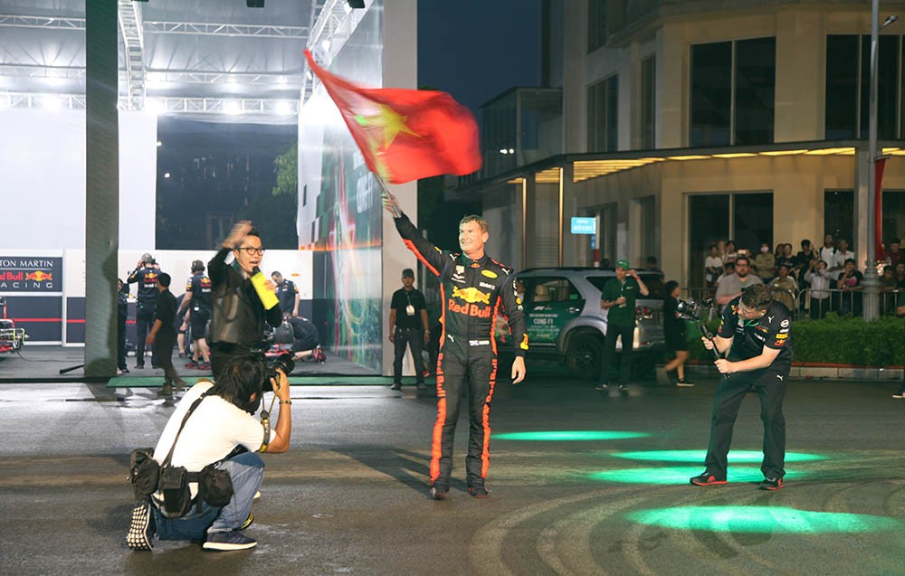 Lịch sử lần đầu tiên xe đua F1 lăn bánh tại Việt Nam ảnh 8
