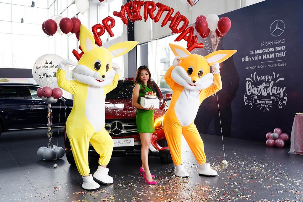 Nhận xe mới 2 tỷ đúng ngày sinh nhật, Nam Thư nhanh như chớp “quậy banh” showroom Mercedes ảnh 3