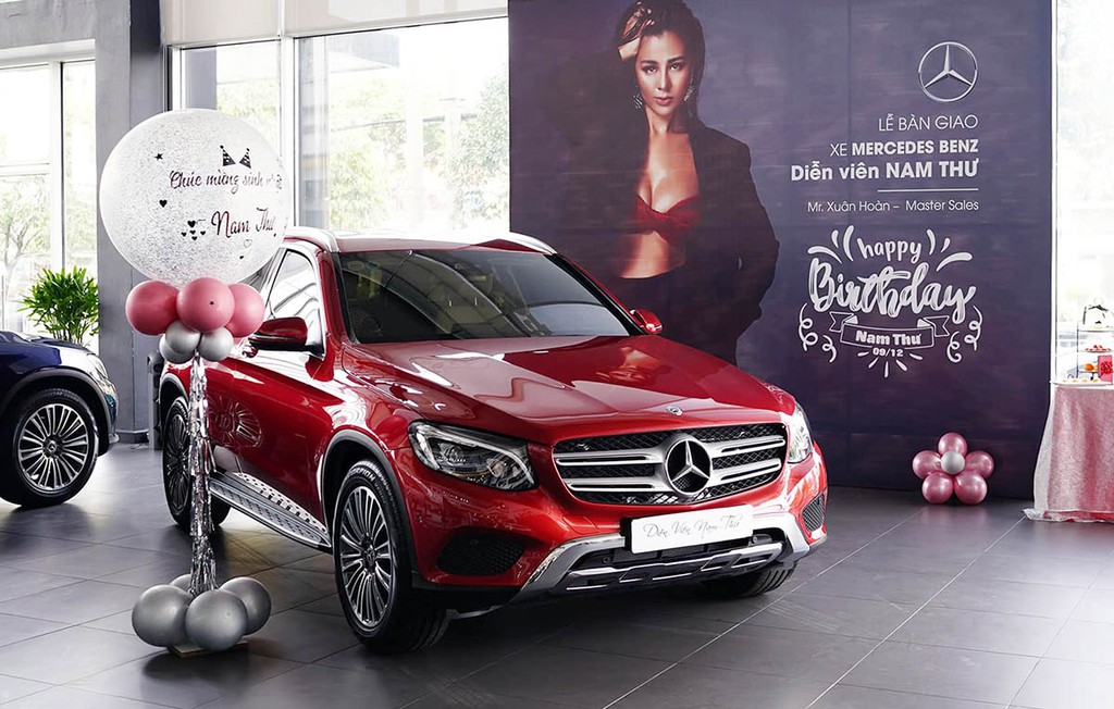Nhận xe mới 2 tỷ đúng ngày sinh nhật, Nam Thư nhanh như chớp “quậy banh” showroom Mercedes ảnh 8