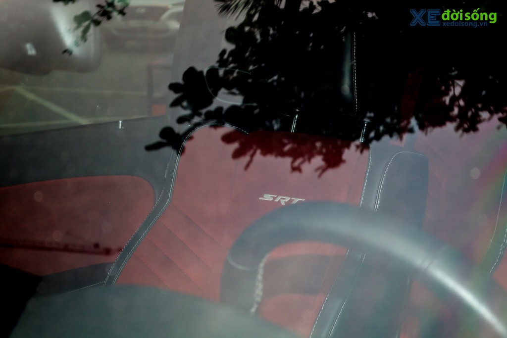 Dodge Challenger SRT Hellcat độc đáo với bộ tem như bước ra từ thế giới đua xe Need For Speed ảnh 5
