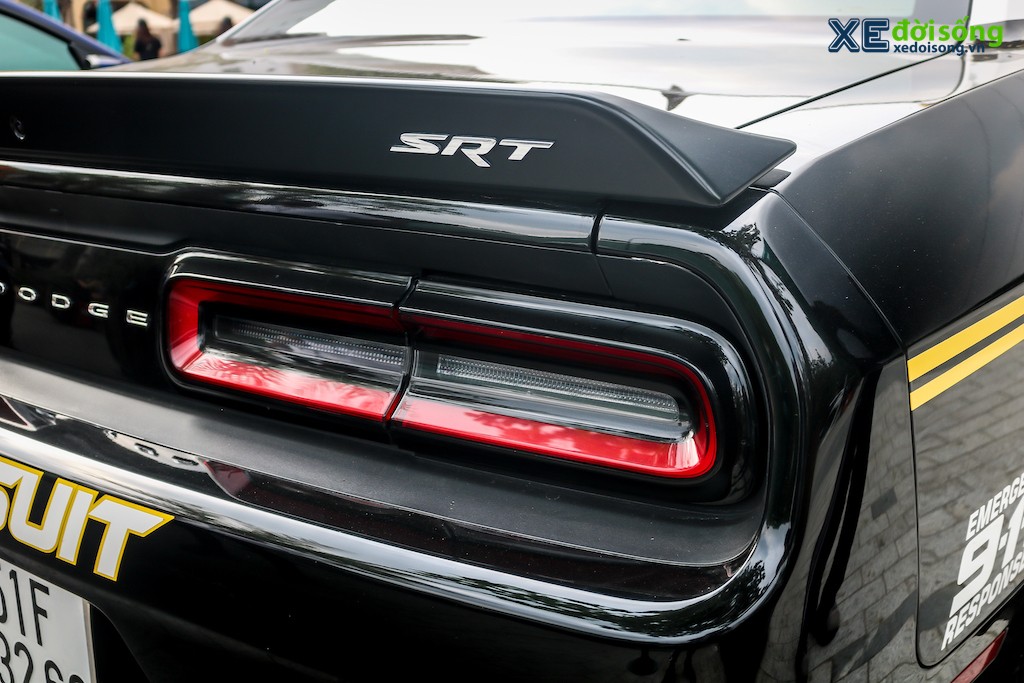 Dodge Challenger SRT Hellcat độc đáo với bộ tem như bước ra từ thế giới đua xe Need For Speed ảnh 10