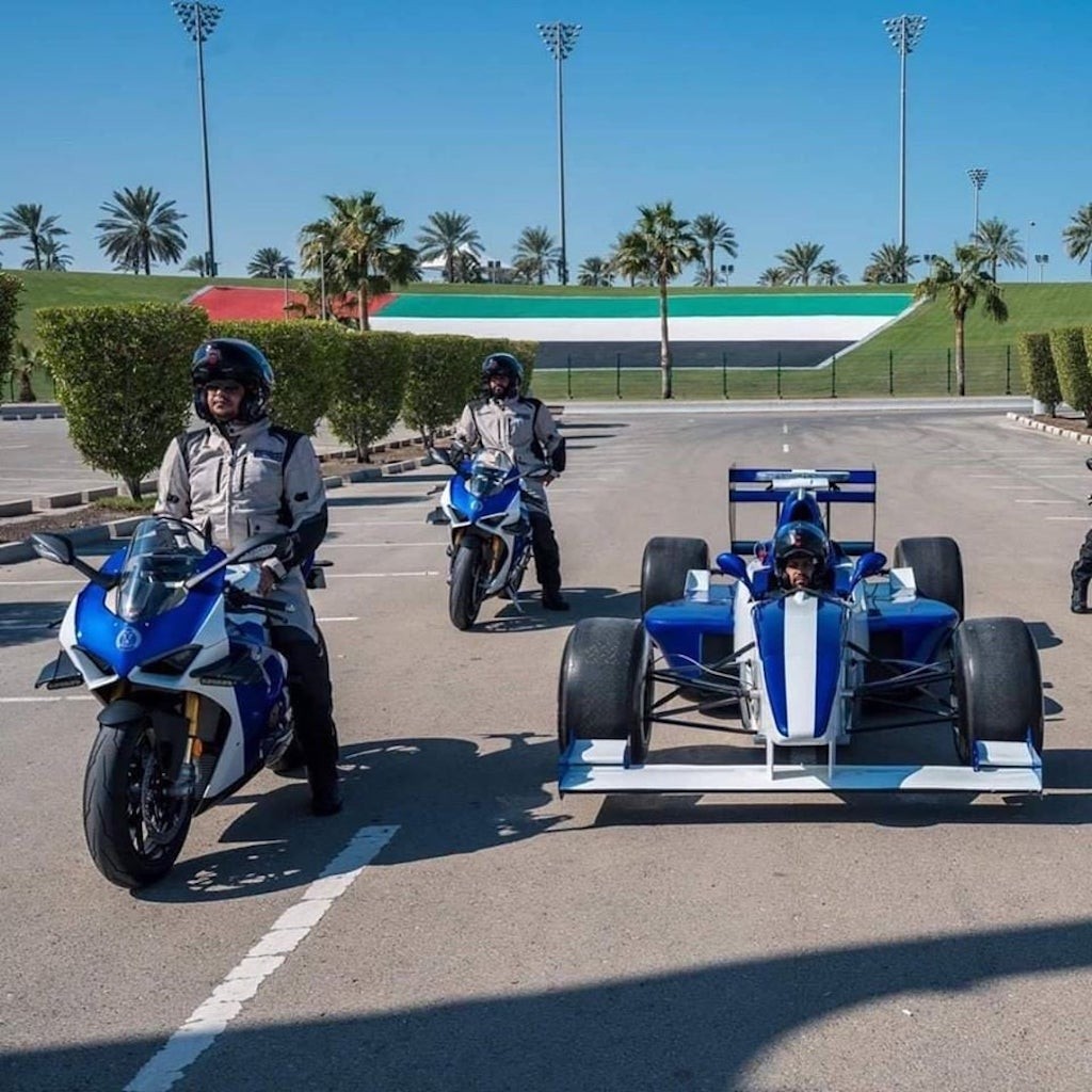 Cảnh sát Ả Rập lại “chơi lớn”, lần này đem siêu mô tô Ducati Panigale V4 R đuổi tội phạm ảnh 2