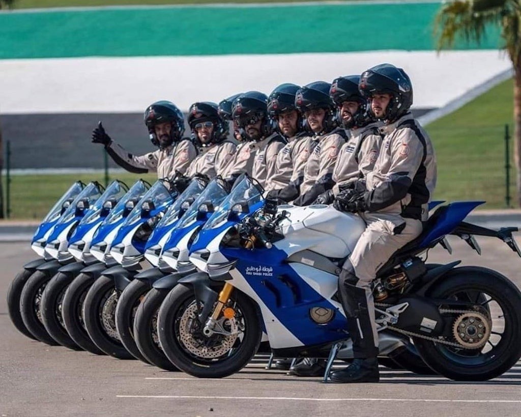 Cảnh sát Ả Rập lại “chơi lớn”, lần này đem siêu mô tô Ducati Panigale V4 R đuổi tội phạm ảnh 3