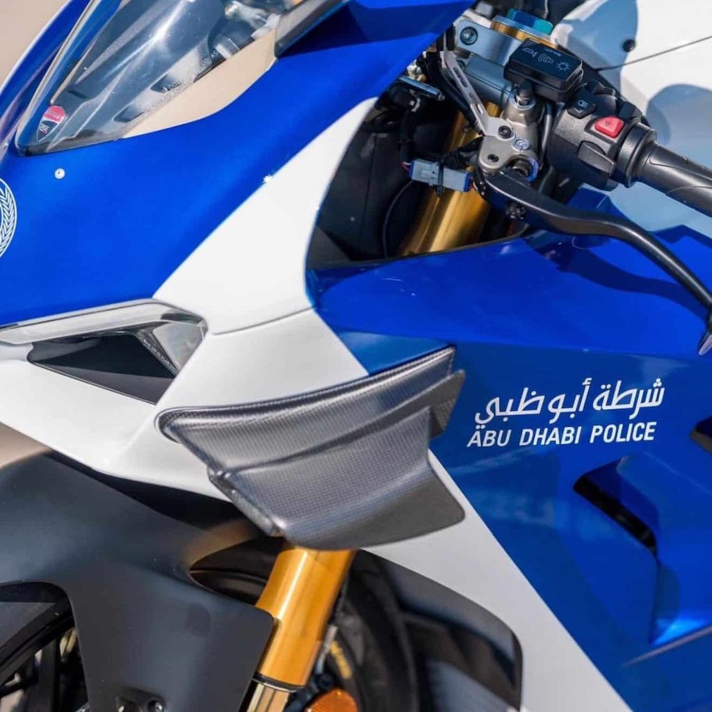 Cảnh sát Ả Rập lại “chơi lớn”, lần này đem siêu mô tô Ducati Panigale V4 R đuổi tội phạm ảnh 4