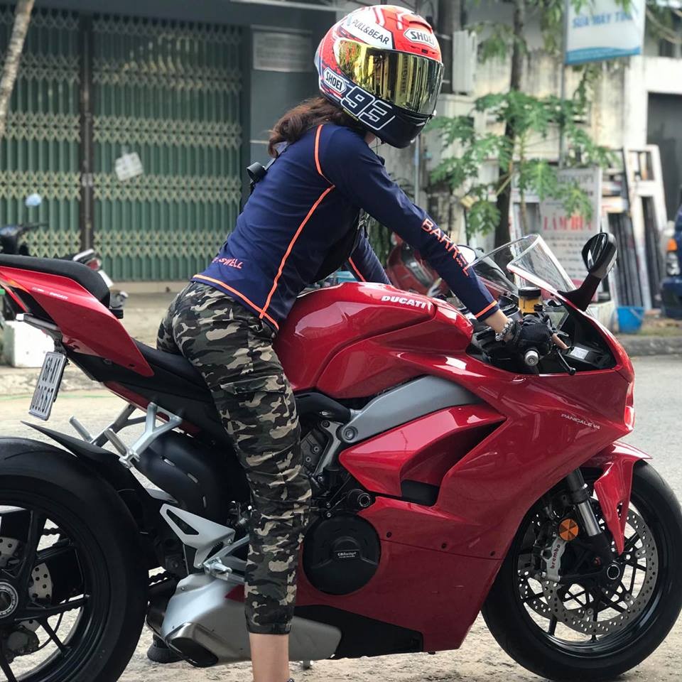Ducati Panigale V4 lên tem Iron Man cực chất của nữ biker miền Tây ảnh 12