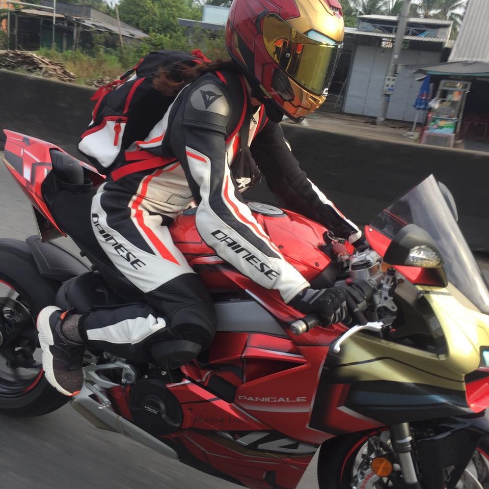 Ducati Panigale V4 lên tem Iron Man cực chất của nữ biker miền Tây ảnh 3