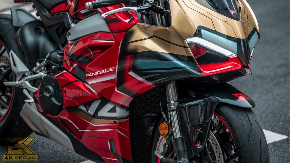 Ducati Panigale V4 lên tem Iron Man cực chất của nữ biker miền Tây ảnh 5