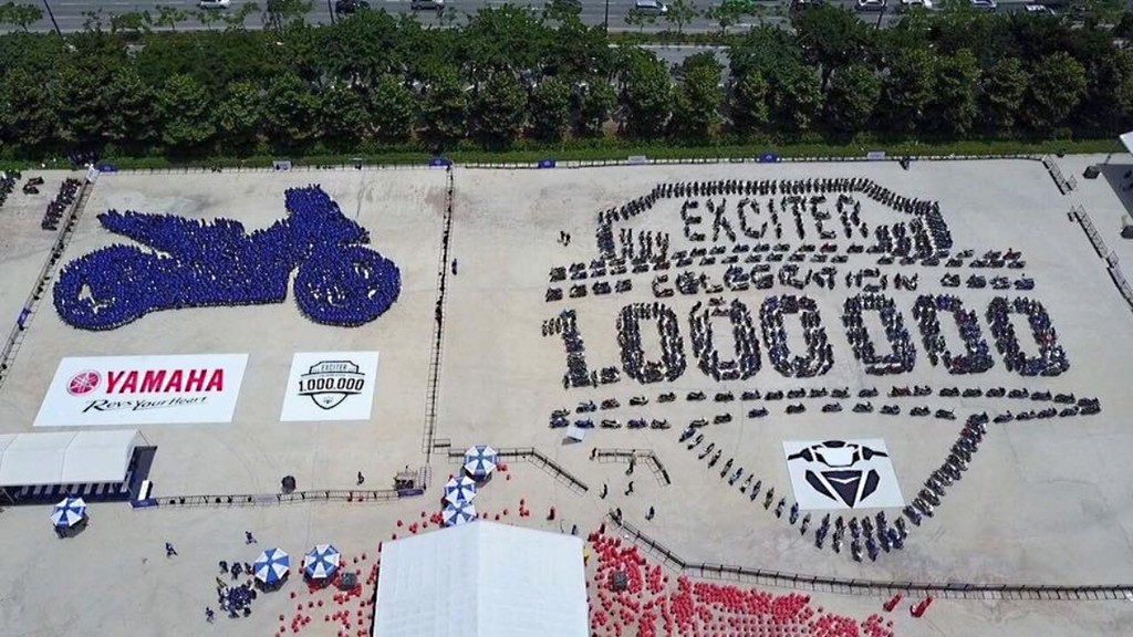 Hàng ngàn xe Yamaha Exciter xếp hình lập kỷ lục thế giới ảnh 1