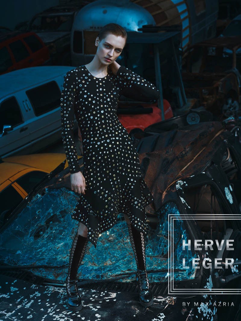 Herve Leger biến bãi rác xe hơi thành sàn diễn thời trang ấn tượng ảnh 10
