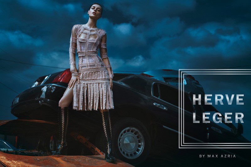 Herve Leger biến bãi rác xe hơi thành sàn diễn thời trang ấn tượng ảnh 1