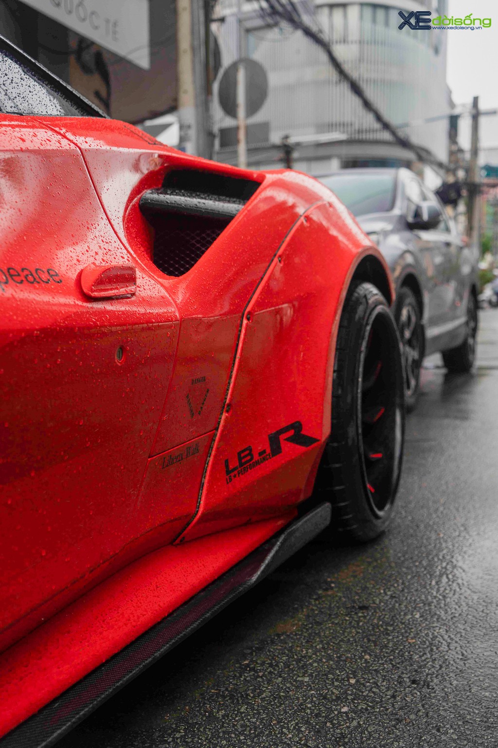“Làm dâu” Sài Gòn chưa đầy 1 tháng, Ferrari 488 GTB độ LIberty Walk độc nhất Việt Nam đổi màu như “thay áo“ ảnh 10