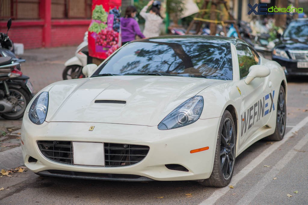 Siêu xe mui trần “giá rẻ” Ferrari California tinh khôi trên đường phố Hà Nội, là chiếc độc nhất Việt Nam ảnh 1