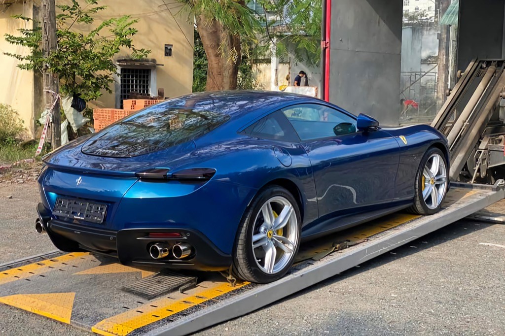 Bắt gặp Ferrari Roma màu xanh bí ẩn về nước trên phố đêm ảnh 3