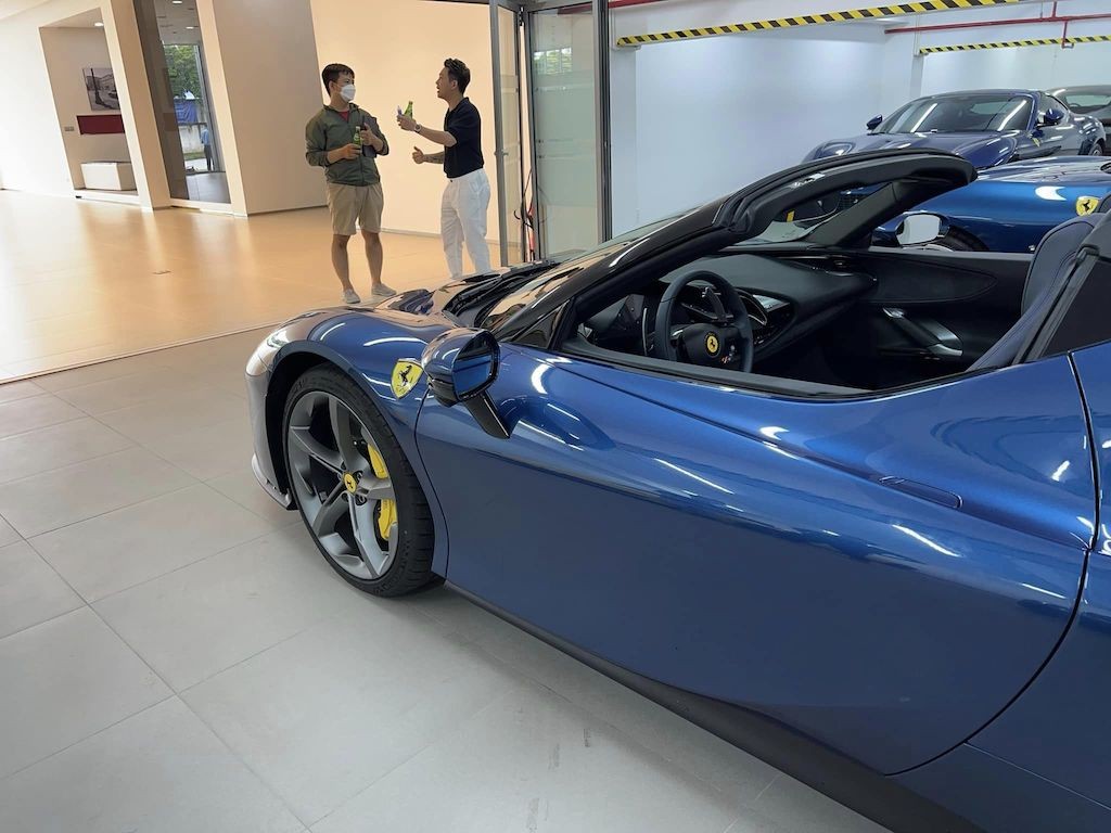 Doanh nhân Nguyễn Quốc Cường hí hửng đi xem Ferrari SF90 Spider đặt hơn 1 năm mới về, rủ cả “cạ cứng” đi cùng ảnh 11