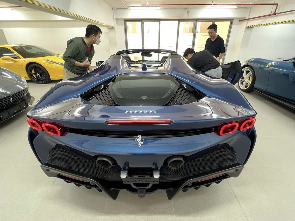 Doanh nhân Nguyễn Quốc Cường hí hửng đi xem Ferrari SF90 Spider đặt hơn 1 năm mới về, rủ cả “cạ cứng” đi cùng ảnh 5