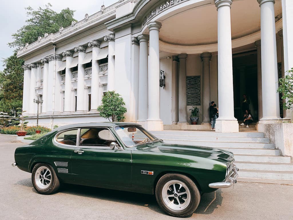 Ngắm nhìn xe cổ Ford Capri “hàng hiếm” khoe dáng đẹp lung linh giữa lòng Sài Gòn ảnh 1