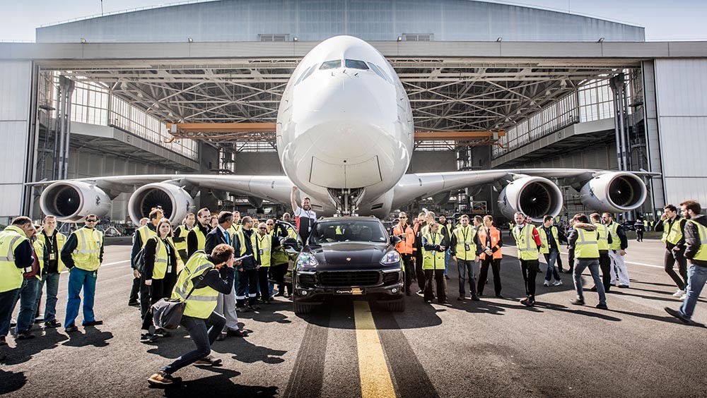 Porsche Cayenne kéo máy bay Airbus A380 lập kỷ lục Guinness ảnh 1