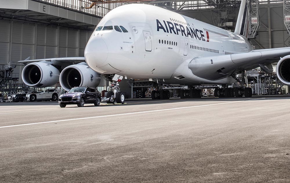 Porsche Cayenne kéo máy bay Airbus A380 lập kỷ lục Guinness ảnh 2