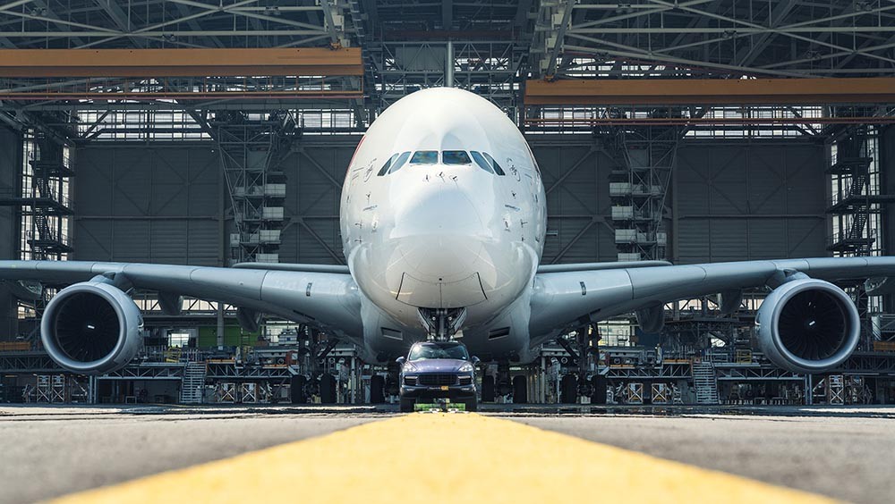 Porsche Cayenne kéo máy bay Airbus A380 lập kỷ lục Guinness ảnh 4