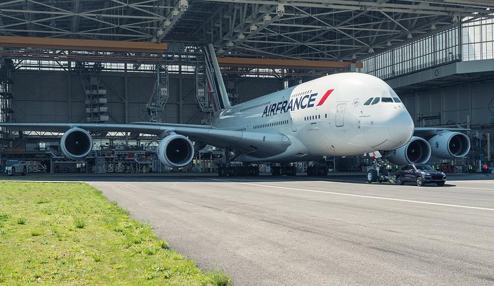 Porsche Cayenne kéo máy bay Airbus A380 lập kỷ lục Guinness ảnh 5