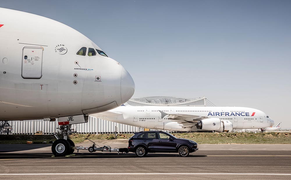 Porsche Cayenne kéo máy bay Airbus A380 lập kỷ lục Guinness ảnh 6