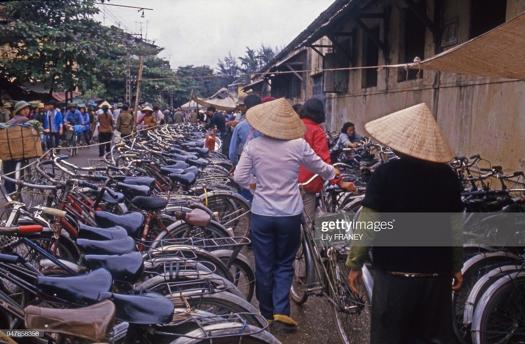 Chùm ảnh: Không giãn cách xã hội, đường phố Hà Nội khoảng 35 năm trước vẫn vắng bóng người và xe cơ giới ảnh 3