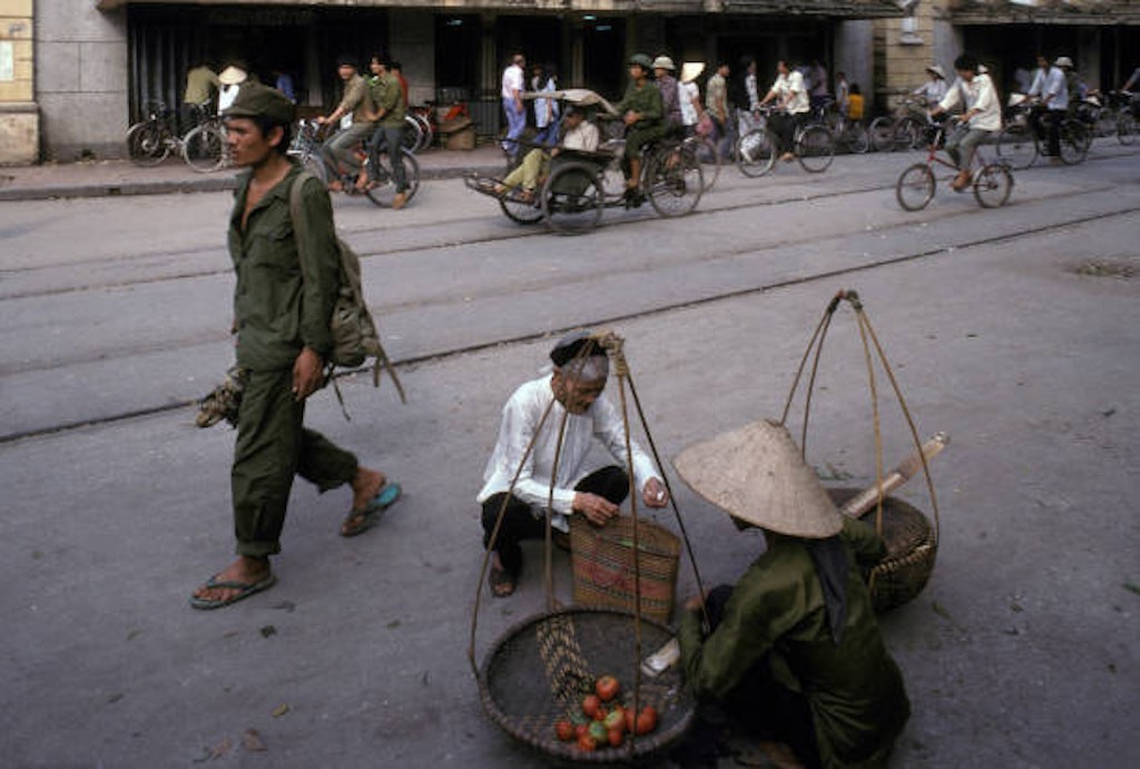 Chùm ảnh: Không giãn cách xã hội, đường phố Hà Nội khoảng 35 năm trước vẫn vắng bóng người và xe cơ giới ảnh 11