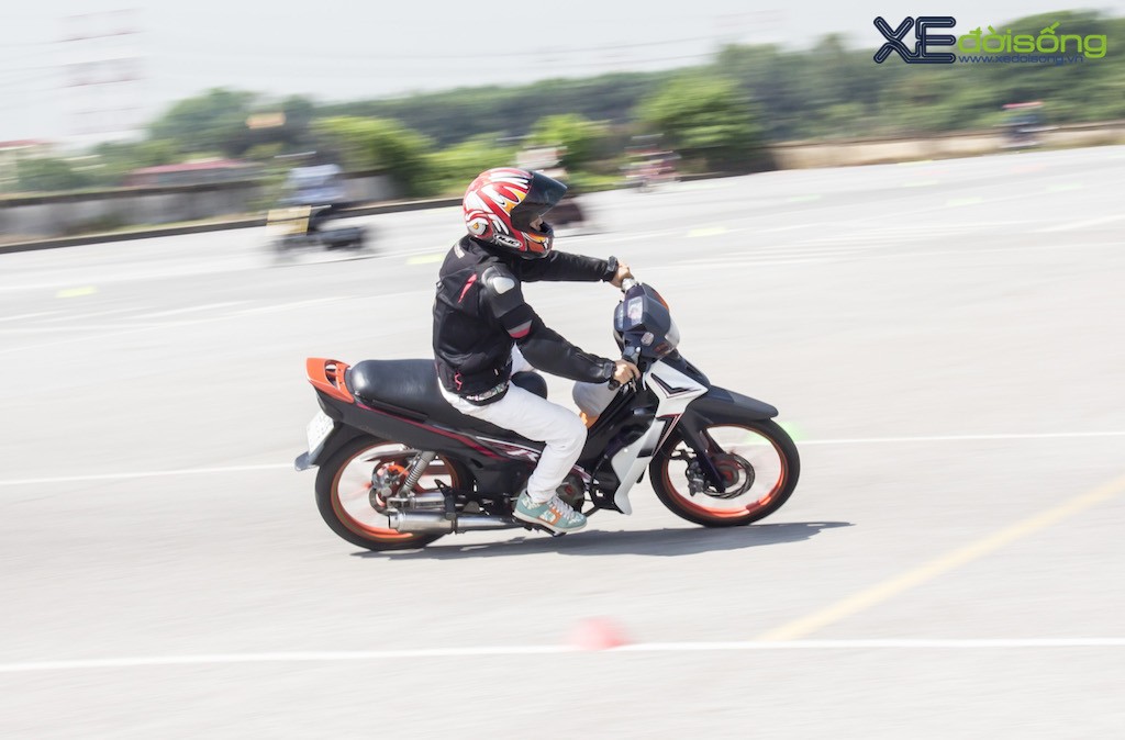Người chơi xe Hà Nội đội nắng “luyện công” lái mô tô ảnh 11
