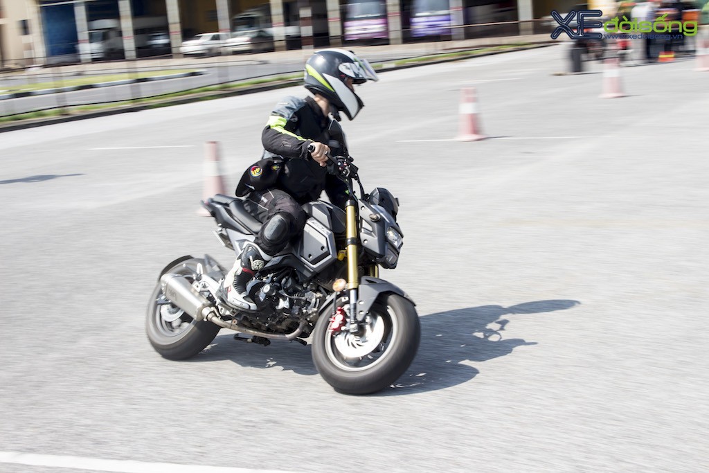 Người chơi xe Hà Nội đội nắng “luyện công” lái mô tô ảnh 16