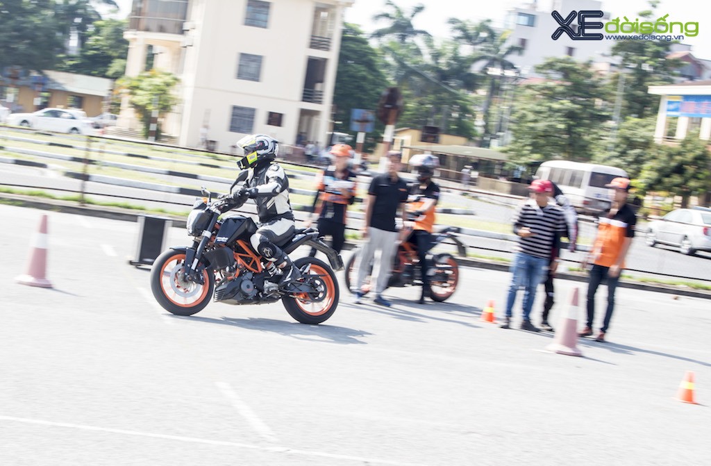 Người chơi xe Hà Nội đội nắng “luyện công” lái mô tô ảnh 7